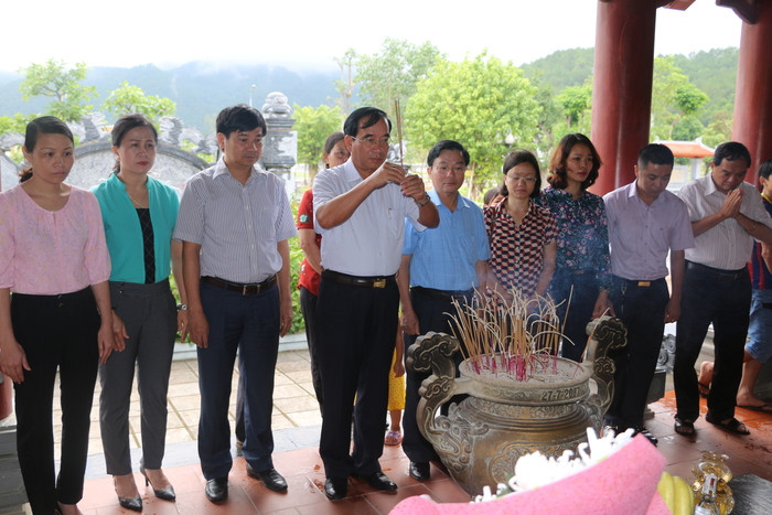 Đồng chí Hoàng Viết Đường - Phó Chủ tịch HĐND tỉnh cùng đoàn công tác dâng hoa, dâng hương tại Khu di tích lịch sử Truông Bồn. Ảnh: Hữu Hoàn