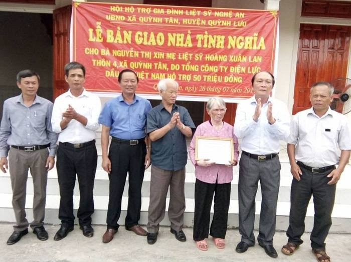 Hội hỗ trợ gia đình liệt sỹ tỉnh trao số tiền hỗ trợ 50 triệu đồng cho bà Nguyễn Thị Xin