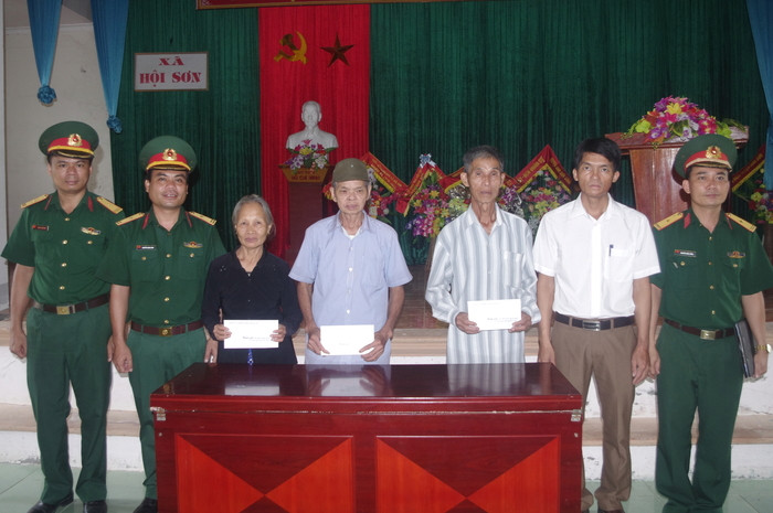 Đoàn cán bộ Trung đoàn 335 (Sư đoàn 324) tăng quà cho các gia đình chính sách trên địa bàn xã Hội Sơn, Anh Sơn, Nghệ An