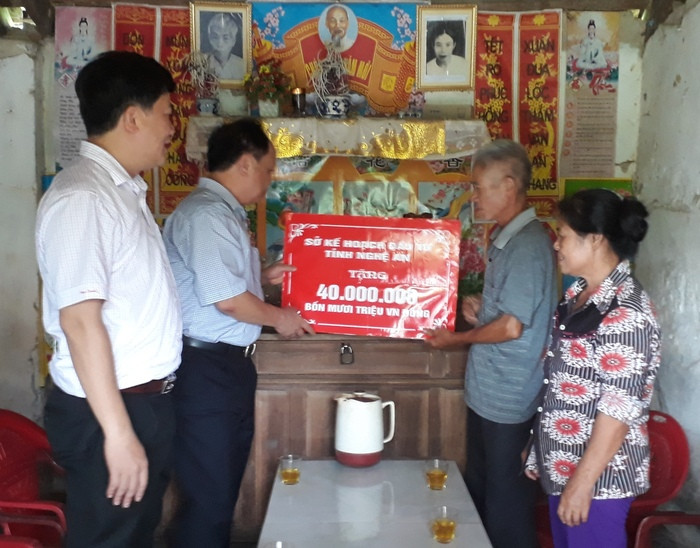 Nguyễn Văn Độ- giám đốc sở KH- ĐT trao số tiền 40 triệu đồng cho gia đình ông Phan Bá Dần thôn 5 xã Hội Sơn