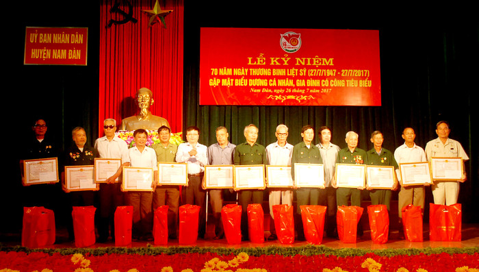 Lãnh đạo huyện Nam Đàn trao tặng giấy khen và phần thưởng cho các cá nhân, gia đình có công tiêu biểu. Ảnh: Kim Dung