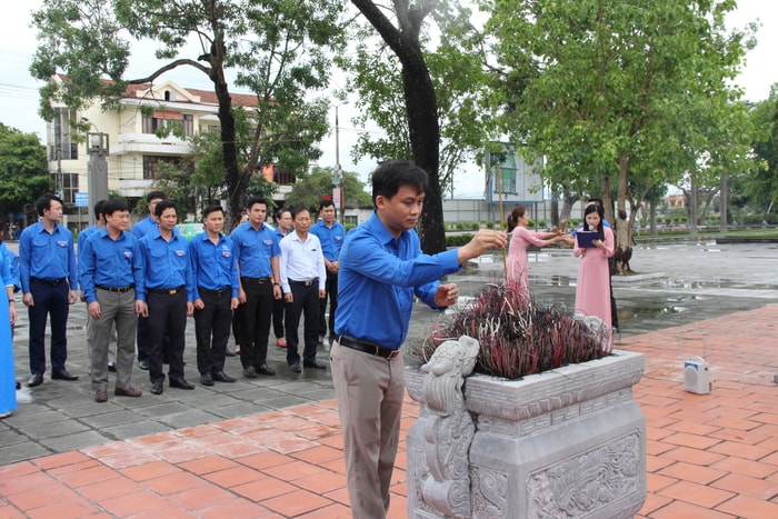 Đồng chí Nguyễn Phú Trường - Ủy viên Ban Thường vụ, Trưởng Ban Công tác thiếu nhi Trung ương Đoàn dâng hương tại Khu di tích Xô Viết Nghệ Tĩnh, huyện Hưng Nguyên. Ảnh: Hoài Thu