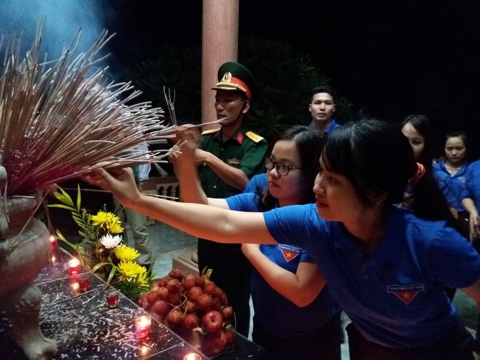 Các đoàn viên thanh niên huyện Kỳ Sơn dâng hương tưởng nhớ các anh hùng liệt sỹ. Ảnh: Lữ Phú