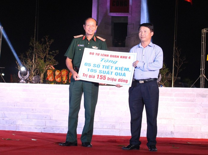 Trung tướng Võ Văn Việt tặng 5 sổ tiết kiệm cho 5 gia đình chính sách đặc biệt khó khăn. Ảnh: Phùng Ngọc Thăng