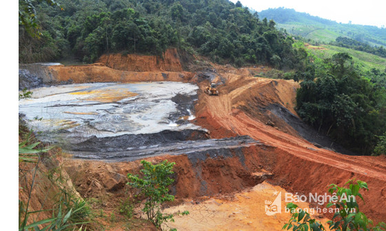 Đập chứa bùn thải trên núi Lan Toong trong ngày 16/7/2017. Ảnh Nhật Lân