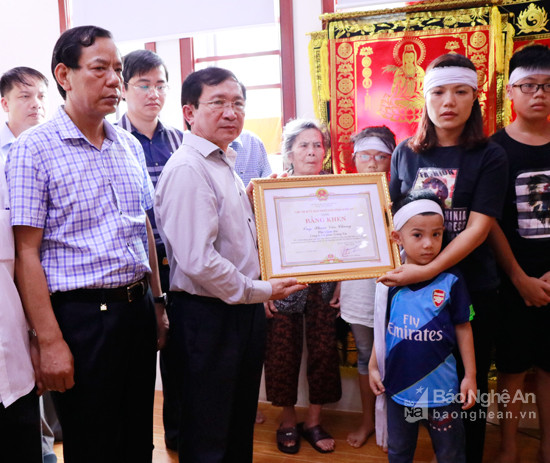 Trao Bằng khen của Chủ tịch UBND tỉnh cho gia đình anh Phạm Văn Chung