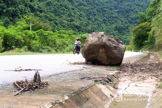 Một tảng đá lớn từ núi lăn xuống gây mất an toàn cho người tham gia giao thông. Ảnh: Đào Thọ
