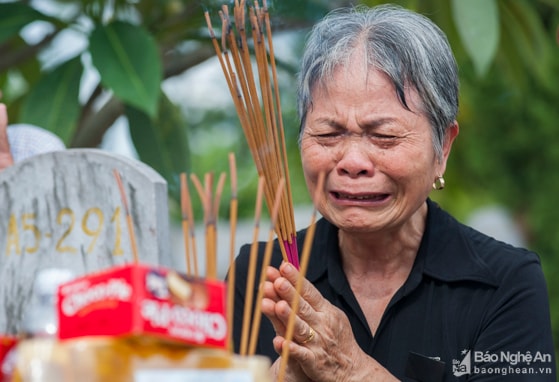 Nước mắt cuối cùng cũng tràn khóe mi người phụ nữ 70 tuổi khi gia đình bà đã tìm thấy phần mộ của liệt sỹ Thông. Bà Minh nhớ lại, vào tháng 7/2016, gia đình bà nhận được tin hài cốt quy tập về Nghĩa trang quốc tế Việt - Lào. “Chỉ tiếc một điều là ước nguyện của người mẹ đã qua đời của tôi là đưa anh trai về với bố, ông bà tổ tiên vẫn chưa thể hoàn thành”. Ảnh: Thành Cường