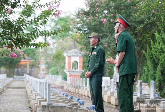 Những người chiến sỹ ghé thăm đồng đội hy sinh đang nằm lại tại Nghĩa trang quốc tế Việt - Lào. Ảnh: Thành Cường