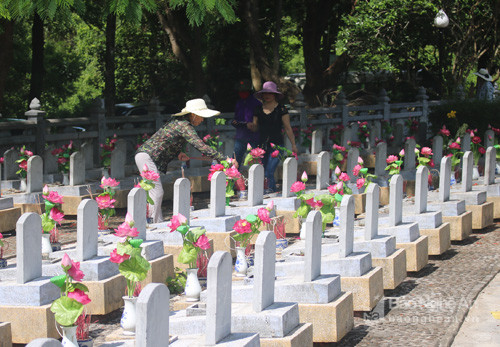 Rời nghĩa trang Trường Sơn, đoàn tiếp tục đi thăm viếng tại nghĩa trang liệt sỹ Đường 9; thắp nén hương tỏ lòng thành kính, tri ân sự hy sinh oanh liệt các anh hùng, liệt sĩ cho màu xanh cuộc sống hôm nay.