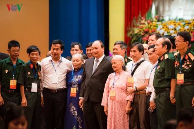 Thủ tướng Nguyễn Xuân Phúc chụp ảnh lưu niệm cùng các Mẹ Việt Nam anh hùng sau lễ kỷ niệm.