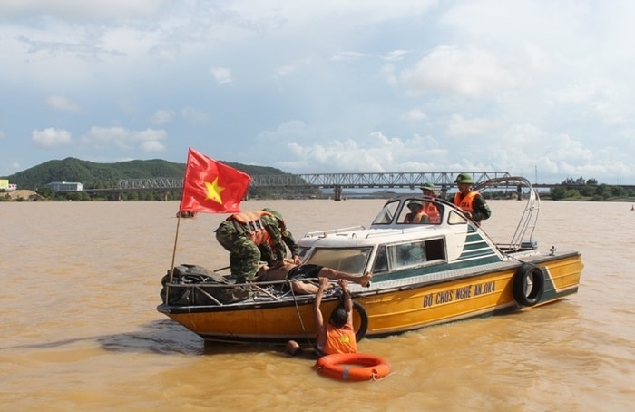 Thực hành huấn luyện cứu hộ, cứu nạn trên sông. Ảnh: Trọng Kiên