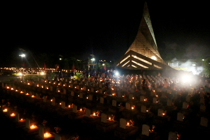2.200 ngọn nến được thắp sáng tại Nghĩa trang liệt sỹ huyện Đô Lương. Ảnh: Hữu Hoàn