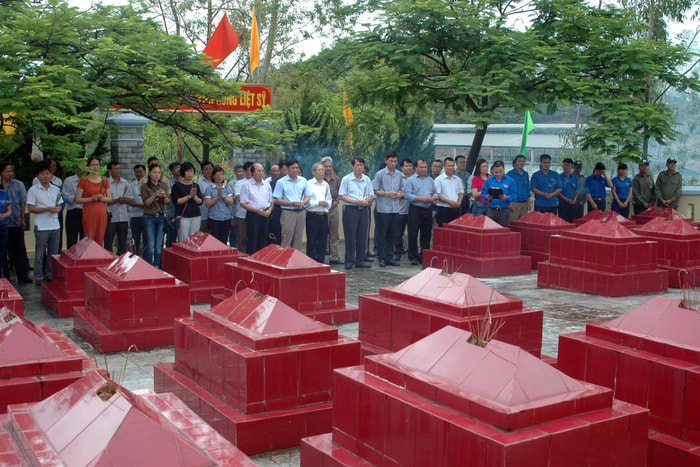 Đoàn đại biểu ngành Đường sắt dâng hương tưởng nhớ 33 liệt sỹ hy sinh ngày 28/4/1966. Ảnh: Thanh Yên