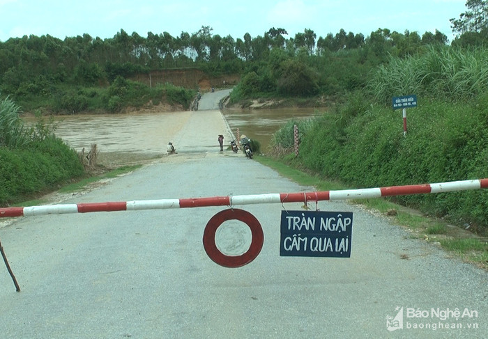 Cầu tràn huyện Nghĩa Đàn vẫn bị ngập sâu do nước lũ sông Hiếu lên cao. Ảnh: Minh Thái.