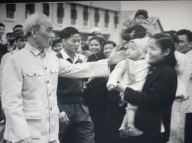 Bác Hồ thăm các gia đình công nhân Trường cán bộ Công đoàn, năm 1961