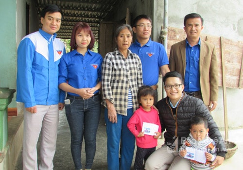 Trao quà trực tiếp đến các em học sinh nghèo. Ảnh: Minh Thái