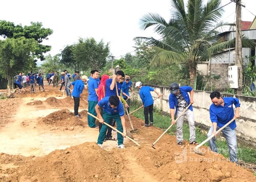 Các đoàn viên thanh niên hưởng ứng làm đường giao thông NTM. Ảnh: Minh Thái