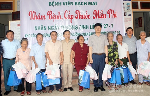 Trao quà cho các đối tượng chính sách phường Quán Bàu, TP.Vinh. Ảnh: Đinh Nguyệt