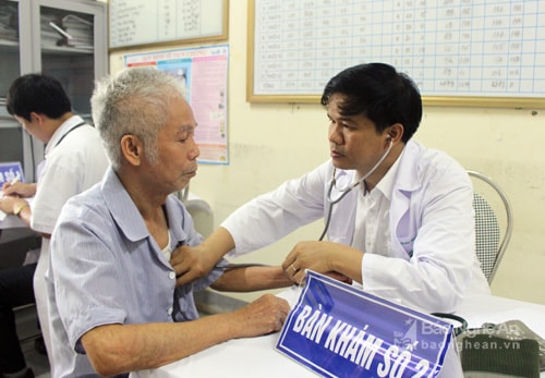 600 thương, bệnh binh người có công tại phường Quán Bàu và Trung Đô được khám bệnh miễn phí. Ảnh: Đinh Nguyệt