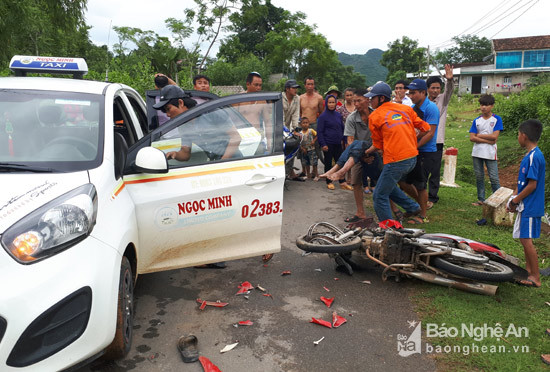 Người dân địa phương đưa người đàn ông bị nạn lên taxi đi cấp cứu. Ảnh PV