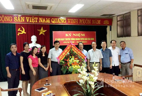 lãnh đạo thị xã Cửa Lò đã đến tặng hoa, chúc mừng cán bộ, nhân viên Ban Tuyên giáo Tỉnh ủy.