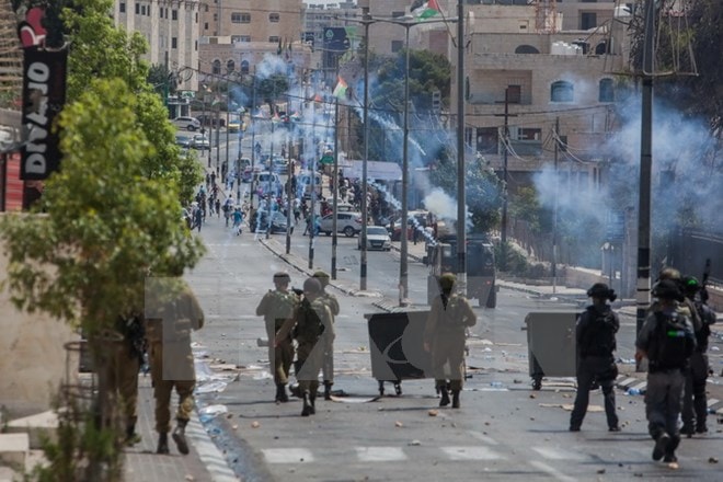 Binh sỹ Israel phun hơi cay giải tán người biểu tình Palestine tại thành phố Bethlehem , khu Bờ Tây. (Nguồn: THX/TTXVN)