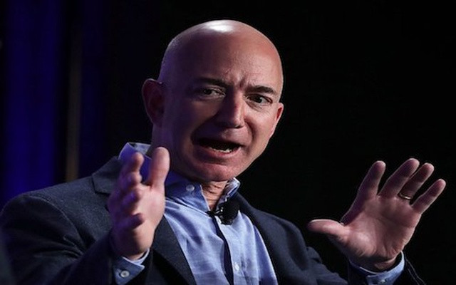 Sau 20 lên sàn chứng khoán, hiện Amazon có giá trị vốn hoá 501,5 tỷ USD. Barclays dự đoán Amazon sẽ sớm trở thành công ty nghìn tỷ USD đầu tiên. 