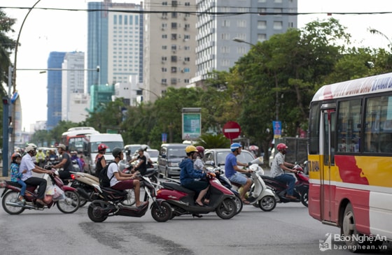 Lưu lượng phương tiện từ phía Nam thành phố đi vào trung tâm, giao với các phương tiện lưu thông trên Quốc lộ 1 (Quang Trung, Lê Lợi) khiến giao thông khu vực này luôn ở tình trạng báo động. Ảnh: Thành Cường