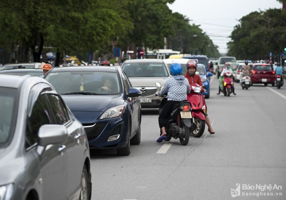 Cách ngã tư chưa đến 50m trên đường Lê Hồng Phong kéo dài là lối vào chợ Quang Trung, người và xe cộ rẽ ngang, tạt dọc để vào chợ rất lộn xộn. Ảnh: Thành Cường