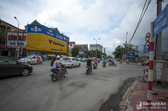 Cũng là một điểm nút giao thông quan trọng thường xuyên bị ùn tắc là ngã tư Nguyễn Văn Cừ - Hà Huy Tập giao với Nguyễn Sỹ Sách. Ảnh: Thành Cường