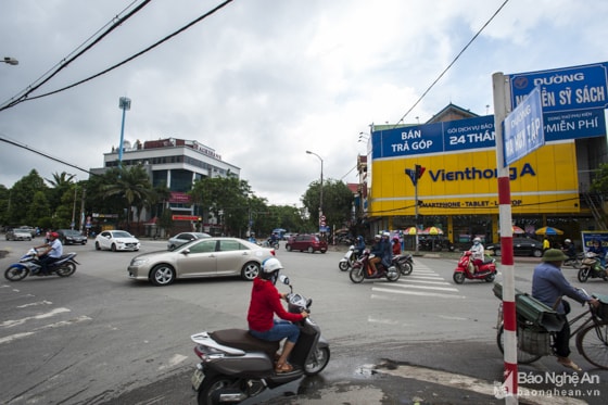 Một đường nối từ Đông sang Tây của thành phố, một đường nối QL1 vào trung tâm, lưu lượng phương tiện giao thông qua nút này thường xuyên ở tình trạng lộn xộn và quá tải.  Ảnh: Thành Cường