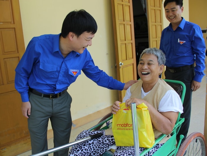 Bí thư Tỉnh đoàn Phạm Tuấn Vinh thăm hỏi, động viên thương binh tại Trung tâm Điều dưỡng thương binh tại xã Nghi Phong, huyện Nghi Lộc. Ảnh: Mỹ Nga