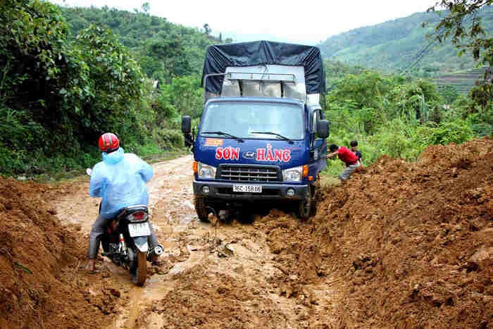 Quốc lộ 16 đoạn qua xã Tri Lễ sạt lở do bão số 2. Ảnh: Hùng Cường