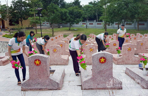Hoạt động chăm sóc nghĩa trang liệt sỹ của tuổi trẻ Viettel Nghệ An nhân kỷ niệm 70 năm Ngày Thươn binh - Liệt sỹ. Ảnh: PV