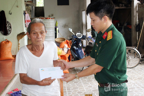 Đại diện Viettel Nghệ An trao tặng quà cho các đối tượng chính sách ở xã Lạc Sơn, Đô Lương. Ảnh: PV
