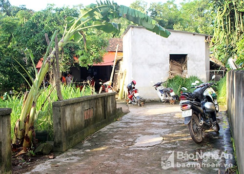 Không khí tang thương bao trùm ngôi nhà nhỏ của nạn nhân Hà Cao Kỳ ở xóm Trường Long xã Thanh Tùng (Thanh Chương). Ảnh: Huy Thư. 