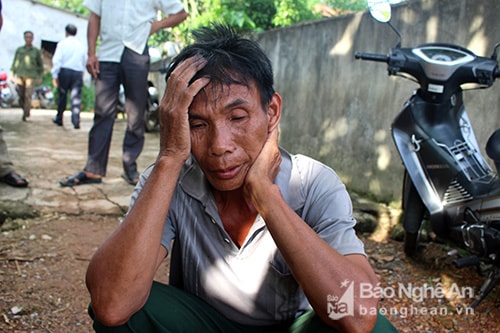 Nỗi thương con quặn thắt trong lòng ông Hà Văn Tân  - bố nạn nhân Kỳ. Ảnh: Huy Thư.