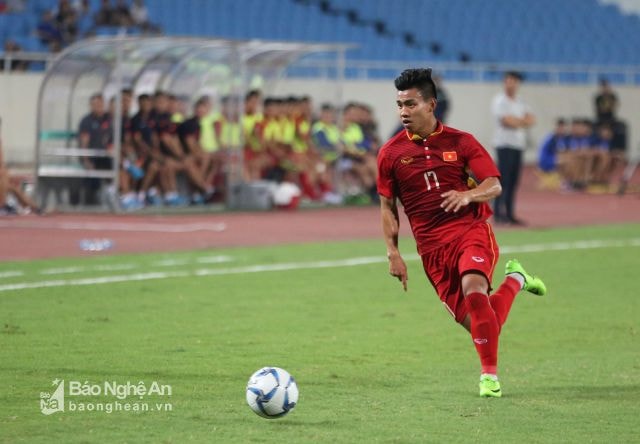 Hậu vệ Vũ Văn Thanh nhiều lấn gây khó dễ cho thủ môn Ngôi sao K.League - Ảnh: Hoài Hoan