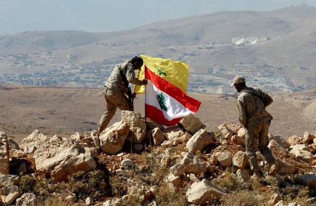 Các máy bay Hezbollah đã đặt lá cờ Lebanon và Hezbollah tại Juroud Arsal, biên giới Syria-Lebanon, ngày 25 tháng 7 năm 2017.