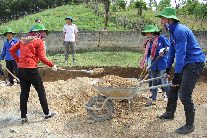 Sinh viên tình nguyện Trường Đại học Y khoa Vinh tham gia xây dựng sân bóng chuyền tại bản Chăm Hiêng, xã Châu Thành (Quỳ Hợp). Ảnh: Mỹ Nga