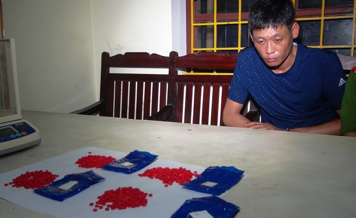 Đối tượng Võ Ngọc Anh cùng tang vật. Ảnh: Hồng Quang