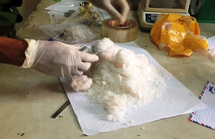 Cơ quan công an lấy mẫu ma túy đi giám định. Ảnh: Hồng Quang