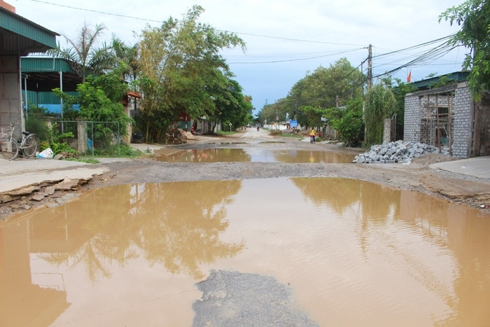 Đoạn qua xã Quỳnh Bảng cũng khiến rất nhiều người “hết hồn” khi phải di chuyển qua những vũng nước sâu sục trên đường. Ảnh Việt Hùng