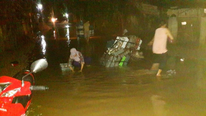 Vào buổi tối, nhất là những ngày mưa gió, nhiều người đi xe máy qua những đoạn đường đầy vũng nước này bị ngã xuống đường làm gãy chân, gãy tay. Trong ảnh: Chiếc xe máy chở hàng hải sản biển bị ngã xuống đường. Ảnh Việt Hùng