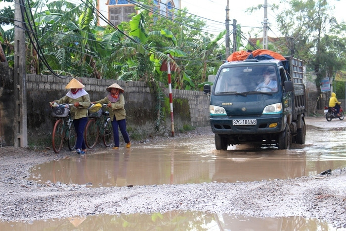 Tuyến tỉnh lộ 537B qua 4 xã vùng bãi ngang có chiều dài khoảng 8 km nhưng có khoảng 5 km đường hư hỏng, xuống cấp trầm trọng, trong đó có khoảng hơn 10 điểm lầy lội, ao sâu và nguy hiểm cho người tham gia giao thông. Ảnh Việt Hùng