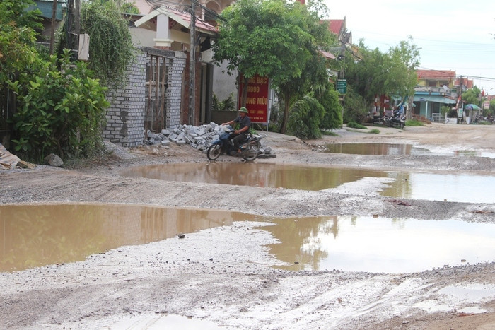 Tìm hiểu nguyên nhân, được biết dọc 2 bên tuyến tỉnh lộ 537B không có mương thoát nước, trong khi đó hầu hết nhà dân ở đều cao hơn mặt đường nên vào mùa mưa, nước chảy xuống đường. Do không có mương thoát nên nước thường xuyên đọng lại trên mặt đường và gây hư hỏng. Ảnh Việt Hùng