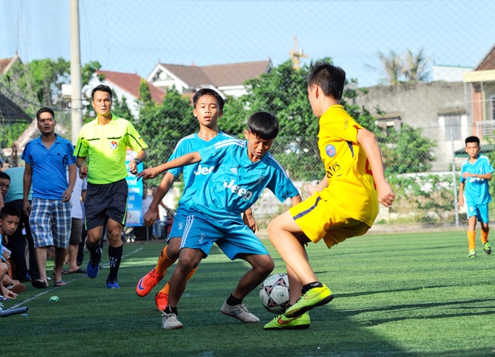 Pha bóng trong trận chung kết giứa TN Hưng Bình (áo vàng) và TN Trung Đô.