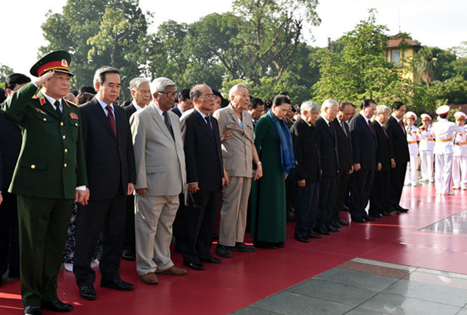 Lãnh đạo Đảng, Nhà nước dâng hương, tưởng niệm các Anh hùng liệt sỹ. Ảnh Như Ý.