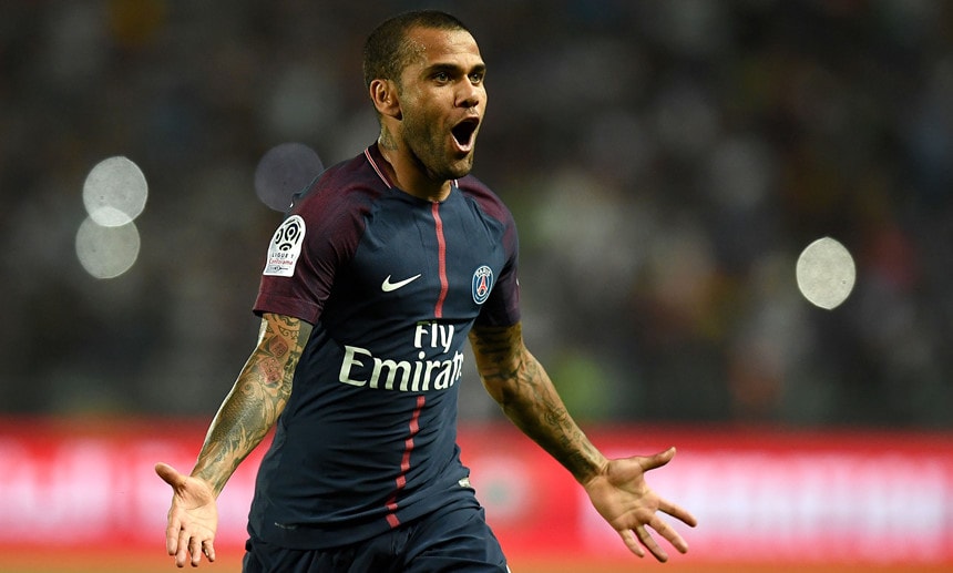 Dani Alves lap sieu pham sut phat dua PSG dang quang sieu cup Phap hinh anh 5